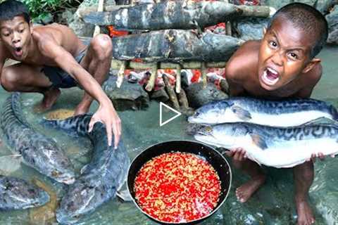 Primitive technology - Catches big fish at watterfull - Cooking eating show delicious