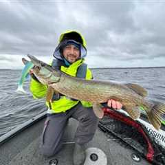 Windy day on Derg, but pike to 102cm landed